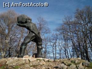 [P01] Crusova. Monumentul Rasculatul cu piatra, ridicat la Piatra Ursei in memoria lui Pitu Guli si a vitejilor aromani care si-au jertfit viata pentru apararea Republicii Crusova.  » foto by Floria
 - 
<span class="allrVoted glyphicon glyphicon-heart hidden" id="av1050104"></span>
<a class="m-l-10 hidden" id="sv1050104" onclick="voting_Foto_DelVot(,1050104,24815)" role="button">șterge vot <span class="glyphicon glyphicon-remove"></span></a>
<a id="v91050104" class=" c-red"  onclick="voting_Foto_SetVot(1050104)" role="button"><span class="glyphicon glyphicon-heart-empty"></span> <b>LIKE</b> = Votează poza</a> <img class="hidden"  id="f1050104W9" src="/imagini/loader.gif" border="0" /><span class="AjErrMes hidden" id="e1050104ErM"></span>