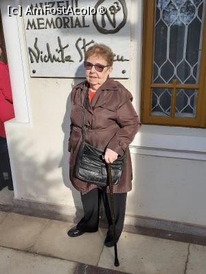 [P04] Mama Michi în faţa Muzeului Memorial Nichita Stănescu » foto by Michi
 - 
<span class="allrVoted glyphicon glyphicon-heart hidden" id="av1422542"></span>
<a class="m-l-10 hidden" id="sv1422542" onclick="voting_Foto_DelVot(,1422542,24869)" role="button">șterge vot <span class="glyphicon glyphicon-remove"></span></a>
<a id="v91422542" class=" c-red"  onclick="voting_Foto_SetVot(1422542)" role="button"><span class="glyphicon glyphicon-heart-empty"></span> <b>LIKE</b> = Votează poza</a> <img class="hidden"  id="f1422542W9" src="/imagini/loader.gif" border="0" /><span class="AjErrMes hidden" id="e1422542ErM"></span>