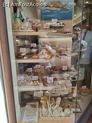 [P02] Sortimente de pâine și produse de patiserie în vitrina unei brutării din Quadrilatero » foto by Carmen Ion
 - 
<span class="allrVoted glyphicon glyphicon-heart hidden" id="av1540143"></span>
<a class="m-l-10 hidden" id="sv1540143" onclick="voting_Foto_DelVot(,1540143,24890)" role="button">șterge vot <span class="glyphicon glyphicon-remove"></span></a>
<a id="v91540143" class=" c-red"  onclick="voting_Foto_SetVot(1540143)" role="button"><span class="glyphicon glyphicon-heart-empty"></span> <b>LIKE</b> = Votează poza</a> <img class="hidden"  id="f1540143W9" src="/imagini/loader.gif" border="0" /><span class="AjErrMes hidden" id="e1540143ErM"></span>