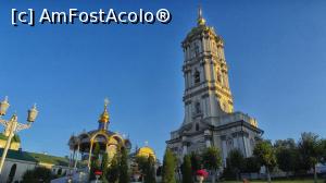 [P10] Sfânta Lavră Poceaev: Aghiasmatarul mare în stânga și impresionanta clopotniță cu douăzeci și cinci de clopote plasate la etajul III. Cel mai mare are 11 tone, cel mai mic, 504 kg.  » foto by mariana.olaru
 - 
<span class="allrVoted glyphicon glyphicon-heart hidden" id="av1055218"></span>
<a class="m-l-10 hidden" id="sv1055218" onclick="voting_Foto_DelVot(,1055218,24901)" role="button">șterge vot <span class="glyphicon glyphicon-remove"></span></a>
<a id="v91055218" class=" c-red"  onclick="voting_Foto_SetVot(1055218)" role="button"><span class="glyphicon glyphicon-heart-empty"></span> <b>LIKE</b> = Votează poza</a> <img class="hidden"  id="f1055218W9" src="/imagini/loader.gif" border="0" /><span class="AjErrMes hidden" id="e1055218ErM"></span>