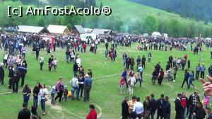 [P14] Partea dinspre munte a poienii în care s-a ținut festivalul. In spate se văd standurile stânelor turisitice și cele cu animale domestice » foto by Lucien
 - 
<span class="allrVoted glyphicon glyphicon-heart hidden" id="av733004"></span>
<a class="m-l-10 hidden" id="sv733004" onclick="voting_Foto_DelVot(,733004,24995)" role="button">șterge vot <span class="glyphicon glyphicon-remove"></span></a>
<a id="v9733004" class=" c-red"  onclick="voting_Foto_SetVot(733004)" role="button"><span class="glyphicon glyphicon-heart-empty"></span> <b>LIKE</b> = Votează poza</a> <img class="hidden"  id="f733004W9" src="/imagini/loader.gif" border="0" /><span class="AjErrMes hidden" id="e733004ErM"></span>
