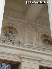 [P13] Palatul Ateneului Roman - doua din medalioanele aflate deasupra intrarii » foto by Diaura*
 - 
<span class="allrVoted glyphicon glyphicon-heart hidden" id="av34127"></span>
<a class="m-l-10 hidden" id="sv34127" onclick="voting_Foto_DelVot(,34127,25050)" role="button">șterge vot <span class="glyphicon glyphicon-remove"></span></a>
<a id="v934127" class=" c-red"  onclick="voting_Foto_SetVot(34127)" role="button"><span class="glyphicon glyphicon-heart-empty"></span> <b>LIKE</b> = Votează poza</a> <img class="hidden"  id="f34127W9" src="/imagini/loader.gif" border="0" /><span class="AjErrMes hidden" id="e34127ErM"></span>
