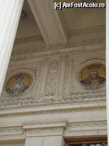 [P14] Palatul Ateneului Roman - alte doua medalioanele aflate deasupra intrarii » foto by Diaura*
 - 
<span class="allrVoted glyphicon glyphicon-heart hidden" id="av34128"></span>
<a class="m-l-10 hidden" id="sv34128" onclick="voting_Foto_DelVot(,34128,25050)" role="button">șterge vot <span class="glyphicon glyphicon-remove"></span></a>
<a id="v934128" class=" c-red"  onclick="voting_Foto_SetVot(34128)" role="button"><span class="glyphicon glyphicon-heart-empty"></span> <b>LIKE</b> = Votează poza</a> <img class="hidden"  id="f34128W9" src="/imagini/loader.gif" border="0" /><span class="AjErrMes hidden" id="e34128ErM"></span>