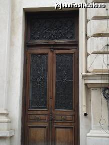 [P04] Palatul Ateneului Roman - usa laterala » foto by Diaura*
 - 
<span class="allrVoted glyphicon glyphicon-heart hidden" id="av34118"></span>
<a class="m-l-10 hidden" id="sv34118" onclick="voting_Foto_DelVot(,34118,25050)" role="button">șterge vot <span class="glyphicon glyphicon-remove"></span></a>
<a id="v934118" class=" c-red"  onclick="voting_Foto_SetVot(34118)" role="button"><span class="glyphicon glyphicon-heart-empty"></span> <b>LIKE</b> = Votează poza</a> <img class="hidden"  id="f34118W9" src="/imagini/loader.gif" border="0" /><span class="AjErrMes hidden" id="e34118ErM"></span>