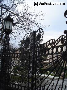 [P08] Palatul Ateneului Roman - poarta masiva din fier cu felinarele  originale » foto by Diaura*
 - 
<span class="allrVoted glyphicon glyphicon-heart hidden" id="av34122"></span>
<a class="m-l-10 hidden" id="sv34122" onclick="voting_Foto_DelVot(,34122,25050)" role="button">șterge vot <span class="glyphicon glyphicon-remove"></span></a>
<a id="v934122" class=" c-red"  onclick="voting_Foto_SetVot(34122)" role="button"><span class="glyphicon glyphicon-heart-empty"></span> <b>LIKE</b> = Votează poza</a> <img class="hidden"  id="f34122W9" src="/imagini/loader.gif" border="0" /><span class="AjErrMes hidden" id="e34122ErM"></span>