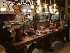 [P20] Restaurantul - decor; standul cu obiecte de vânzare » foto by crismis
 - 
<span class="allrVoted glyphicon glyphicon-heart hidden" id="av1065821"></span>
<a class="m-l-10 hidden" id="sv1065821" onclick="voting_Foto_DelVot(,1065821,25053)" role="button">șterge vot <span class="glyphicon glyphicon-remove"></span></a>
<a id="v91065821" class=" c-red"  onclick="voting_Foto_SetVot(1065821)" role="button"><span class="glyphicon glyphicon-heart-empty"></span> <b>LIKE</b> = Votează poza</a> <img class="hidden"  id="f1065821W9" src="/imagini/loader.gif" border="0" /><span class="AjErrMes hidden" id="e1065821ErM"></span>