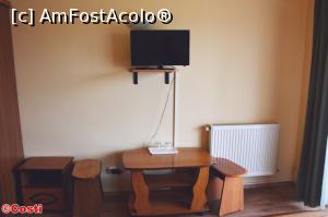 [P11] În afara unui șifonier, drept mobilier, în cameră se mai află o masă, scaune și două noptiere.  » foto by Costi
 - 
<span class="allrVoted glyphicon glyphicon-heart hidden" id="av1095231"></span>
<a class="m-l-10 hidden" id="sv1095231" onclick="voting_Foto_DelVot(,1095231,25523)" role="button">șterge vot <span class="glyphicon glyphicon-remove"></span></a>
<a id="v91095231" class=" c-red"  onclick="voting_Foto_SetVot(1095231)" role="button"><span class="glyphicon glyphicon-heart-empty"></span> <b>LIKE</b> = Votează poza</a> <img class="hidden"  id="f1095231W9" src="/imagini/loader.gif" border="0" /><span class="AjErrMes hidden" id="e1095231ErM"></span>