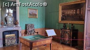[P10] <strong>Salonul Verde</strong>, dedicat activitatilor favorite ale familie, cresterea cailor, aici fiind expuse doua tablouri mari, infatisand celebra herghelie pentru englezi pursange in Fenékpuszta si caii de rasa maghiara ai hergheliei, expusi in Viena. Pictura de deasupra fotoliului il reprezinta pe cel mai de  succes cal al familiei Festetics, Patiance, cu Tassilo Festetics II, dresorul si jocheul acestuia. Fotoliul baroc sculptat de langa semineu are tapiteria brodata cu modele orientale. » foto by geani anto
 - 
<span class="allrVoted glyphicon glyphicon-heart hidden" id="av1333304"></span>
<a class="m-l-10 hidden" id="sv1333304" onclick="voting_Foto_DelVot(,1333304,25784)" role="button">șterge vot <span class="glyphicon glyphicon-remove"></span></a>
<a id="v91333304" class=" c-red"  onclick="voting_Foto_SetVot(1333304)" role="button"><span class="glyphicon glyphicon-heart-empty"></span> <b>LIKE</b> = Votează poza</a> <img class="hidden"  id="f1333304W9" src="/imagini/loader.gif" border="0" /><span class="AjErrMes hidden" id="e1333304ErM"></span>