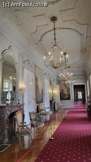 [P06] <strong>Coridorul George</strong> face legatura intre apartamentele printului si ale printesei. Zidurile sale au fost initial decorate cu sase picturi in ulei, dintre care doar trei au ramas intacte in timpul celui de al doilea razboi mondial. Alte doua au fost repictate pe baza fotografiilor anterioare. » foto by geani anto
 - 
<span class="allrVoted glyphicon glyphicon-heart hidden" id="av1333300"></span>
<a class="m-l-10 hidden" id="sv1333300" onclick="voting_Foto_DelVot(,1333300,25784)" role="button">șterge vot <span class="glyphicon glyphicon-remove"></span></a>
<a id="v91333300" class=" c-red"  onclick="voting_Foto_SetVot(1333300)" role="button"><span class="glyphicon glyphicon-heart-empty"></span> <b>LIKE</b> = Votează poza</a> <img class="hidden"  id="f1333300W9" src="/imagini/loader.gif" border="0" /><span class="AjErrMes hidden" id="e1333300ErM"></span>