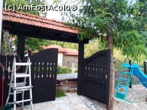 [P28] Felix Pension. Poarta unei case vechi taranesti, in gradina de la Felix Pension.  » foto by Floria
 - 
<span class="allrVoted glyphicon glyphicon-heart hidden" id="av1134996"></span>
<a class="m-l-10 hidden" id="sv1134996" onclick="voting_Foto_DelVot(,1134996,26012)" role="button">șterge vot <span class="glyphicon glyphicon-remove"></span></a>
<a id="v91134996" class=" c-red"  onclick="voting_Foto_SetVot(1134996)" role="button"><span class="glyphicon glyphicon-heart-empty"></span> <b>LIKE</b> = Votează poza</a> <img class="hidden"  id="f1134996W9" src="/imagini/loader.gif" border="0" /><span class="AjErrMes hidden" id="e1134996ErM"></span>