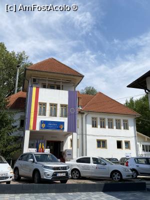 [P14] Taverna Stejarul din Oveselu. Primăria comunei Măciuca, vecină cu restaurantul.  » foto by Floria
 - 
<span class="allrVoted glyphicon glyphicon-heart hidden" id="av1497637"></span>
<a class="m-l-10 hidden" id="sv1497637" onclick="voting_Foto_DelVot(,1497637,26016)" role="button">șterge vot <span class="glyphicon glyphicon-remove"></span></a>
<a id="v91497637" class=" c-red"  onclick="voting_Foto_SetVot(1497637)" role="button"><span class="glyphicon glyphicon-heart-empty"></span> <b>LIKE</b> = Votează poza</a> <img class="hidden"  id="f1497637W9" src="/imagini/loader.gif" border="0" /><span class="AjErrMes hidden" id="e1497637ErM"></span>