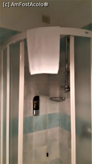 [P06] Cabina de duș are un dozator cu gel de duș » foto by BOGDAN DSN
 - 
<span class="allrVoted glyphicon glyphicon-heart hidden" id="av1155064"></span>
<a class="m-l-10 hidden" id="sv1155064" onclick="voting_Foto_DelVot(,1155064,26255)" role="button">șterge vot <span class="glyphicon glyphicon-remove"></span></a>
<a id="v91155064" class=" c-red"  onclick="voting_Foto_SetVot(1155064)" role="button"><span class="glyphicon glyphicon-heart-empty"></span> <b>LIKE</b> = Votează poza</a> <img class="hidden"  id="f1155064W9" src="/imagini/loader.gif" border="0" /><span class="AjErrMes hidden" id="e1155064ErM"></span>