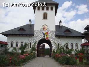[P02] Intrarea în curtea mănăstirii se face prin gangul de sub clopotniță. Încă din exterior am fost întâmpinați de flori multicolore.  » foto by Floryn81
 - 
<span class="allrVoted glyphicon glyphicon-heart hidden" id="av783740"></span>
<a class="m-l-10 hidden" id="sv783740" onclick="voting_Foto_DelVot(,783740,26306)" role="button">șterge vot <span class="glyphicon glyphicon-remove"></span></a>
<a id="v9783740" class=" c-red"  onclick="voting_Foto_SetVot(783740)" role="button"><span class="glyphicon glyphicon-heart-empty"></span> <b>LIKE</b> = Votează poza</a> <img class="hidden"  id="f783740W9" src="/imagini/loader.gif" border="0" /><span class="AjErrMes hidden" id="e783740ErM"></span>