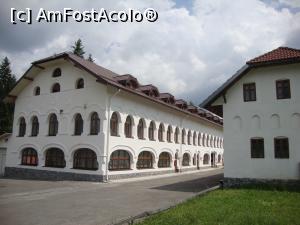 [P23] Mănăstirea Izvorul Mureșului - aici sunt găzduiți pelerinii; tot aici se află câteva ateliere mănăstirești (pictură, sculptură sau croitorie).  » foto by Floryn81
 - 
<span class="allrVoted glyphicon glyphicon-heart hidden" id="av783771"></span>
<a class="m-l-10 hidden" id="sv783771" onclick="voting_Foto_DelVot(,783771,26306)" role="button">șterge vot <span class="glyphicon glyphicon-remove"></span></a>
<a id="v9783771" class=" c-red"  onclick="voting_Foto_SetVot(783771)" role="button"><span class="glyphicon glyphicon-heart-empty"></span> <b>LIKE</b> = Votează poza</a> <img class="hidden"  id="f783771W9" src="/imagini/loader.gif" border="0" /><span class="AjErrMes hidden" id="e783771ErM"></span>