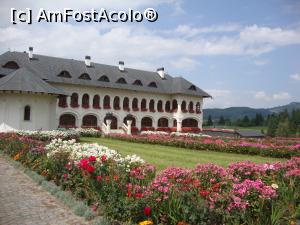 [P06] În partea opusă este realizat corpul de chilii pentru maici; în partea stângă a fotografiei se poate observa micul paraclis utilizat pentru slujbele de pe timpul iernii.  » foto by Floryn81
 - 
<span class="allrVoted glyphicon glyphicon-heart hidden" id="av783746"></span>
<a class="m-l-10 hidden" id="sv783746" onclick="voting_Foto_DelVot(,783746,26306)" role="button">șterge vot <span class="glyphicon glyphicon-remove"></span></a>
<a id="v9783746" class=" c-red"  onclick="voting_Foto_SetVot(783746)" role="button"><span class="glyphicon glyphicon-heart-empty"></span> <b>LIKE</b> = Votează poza</a> <img class="hidden"  id="f783746W9" src="/imagini/loader.gif" border="0" /><span class="AjErrMes hidden" id="e783746ErM"></span>