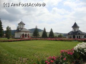 [P08] La plimbare pe aleile din curtea lăcașului de cult - se observă biserica mănăstirii și clopotnița aflată la intrarea în curte.  » foto by Floryn81
 - 
<span class="allrVoted glyphicon glyphicon-heart hidden" id="av783749"></span>
<a class="m-l-10 hidden" id="sv783749" onclick="voting_Foto_DelVot(,783749,26306)" role="button">șterge vot <span class="glyphicon glyphicon-remove"></span></a>
<a id="v9783749" class=" c-red"  onclick="voting_Foto_SetVot(783749)" role="button"><span class="glyphicon glyphicon-heart-empty"></span> <b>LIKE</b> = Votează poza</a> <img class="hidden"  id="f783749W9" src="/imagini/loader.gif" border="0" /><span class="AjErrMes hidden" id="e783749ErM"></span>