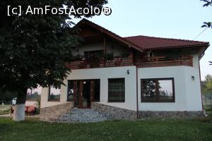 [P03] Pensiunea La Casa Boierului, Cătunele, Gorj, Fațada pensiunii, pe aici se intră la parter într-un hol apoi la sala de mese, bucătărie și în spate este terasa... » foto by mprofeanu
 - 
<span class="allrVoted glyphicon glyphicon-heart hidden" id="av1195468"></span>
<a class="m-l-10 hidden" id="sv1195468" onclick="voting_Foto_DelVot(,1195468,26610)" role="button">șterge vot <span class="glyphicon glyphicon-remove"></span></a>
<a id="v91195468" class=" c-red"  onclick="voting_Foto_SetVot(1195468)" role="button"><span class="glyphicon glyphicon-heart-empty"></span> <b>LIKE</b> = Votează poza</a> <img class="hidden"  id="f1195468W9" src="/imagini/loader.gif" border="0" /><span class="AjErrMes hidden" id="e1195468ErM"></span>