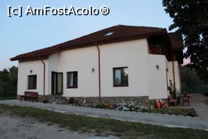 [P04] Pensiunea La Casa Boierului, Cătunele, Gorj, Pensiunea văzută din curte, partea laterală și ușa ce duce într-un hol și apoi la etaj » foto by mprofeanu
 - 
<span class="allrVoted glyphicon glyphicon-heart hidden" id="av1195469"></span>
<a class="m-l-10 hidden" id="sv1195469" onclick="voting_Foto_DelVot(,1195469,26610)" role="button">șterge vot <span class="glyphicon glyphicon-remove"></span></a>
<a id="v91195469" class=" c-red"  onclick="voting_Foto_SetVot(1195469)" role="button"><span class="glyphicon glyphicon-heart-empty"></span> <b>LIKE</b> = Votează poza</a> <img class="hidden"  id="f1195469W9" src="/imagini/loader.gif" border="0" /><span class="AjErrMes hidden" id="e1195469ErM"></span>