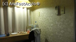 [P05] imagine cu interiorul camerei single.Masa cu frigiderul sub masa,iar pe masa apa plata schimbata zilnic,pliculete de ceai,cafea langa un fierbator.Totul mic dar foarte confortabil » foto by grecudoina
 - 
<span class="allrVoted glyphicon glyphicon-heart hidden" id="av1199844"></span>
<a class="m-l-10 hidden" id="sv1199844" onclick="voting_Foto_DelVot(,1199844,26633)" role="button">șterge vot <span class="glyphicon glyphicon-remove"></span></a>
<a id="v91199844" class=" c-red"  onclick="voting_Foto_SetVot(1199844)" role="button"><span class="glyphicon glyphicon-heart-empty"></span> <b>LIKE</b> = Votează poza</a> <img class="hidden"  id="f1199844W9" src="/imagini/loader.gif" border="0" /><span class="AjErrMes hidden" id="e1199844ErM"></span>