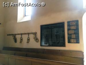 [P25] Instrumente muzicale și un monumant al eroilor mai atipic &icirc;n formă de placă comemorativă neagră.Tăblița din dreapta reprezintă numerele de c&acirc;ntece din cărți care urmează la o slujbă » foto by AZE
 - 
<span class="allrVoted glyphicon glyphicon-heart hidden" id="av1212436"></span>
<a class="m-l-10 hidden" id="sv1212436" onclick="voting_Foto_DelVot(,1212436,26703)" role="button">șterge vot <span class="glyphicon glyphicon-remove"></span></a>
<a id="v91212436" class=" c-red"  onclick="voting_Foto_SetVot(1212436)" role="button"><span class="glyphicon glyphicon-heart-empty"></span> <b>LIKE</b> = Votează poza</a> <img class="hidden"  id="f1212436W9" src="/imagini/loader.gif" border="0" /><span class="AjErrMes hidden" id="e1212436ErM"></span>
