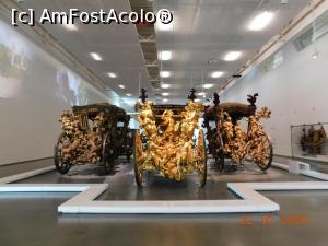 [P13] Trio-ul de aur al Museu Nacional dos Coches: Coche dos Oceanos &icirc;ncadrată de caleaşca &Icirc;ncoronării Portugaliei &icirc;n dreapta şi de caleaşca ambasadorului » foto by irinad
 - 
<span class="allrVoted glyphicon glyphicon-heart hidden" id="av1226428"></span>
<a class="m-l-10 hidden" id="sv1226428" onclick="voting_Foto_DelVot(,1226428,26822)" role="button">șterge vot <span class="glyphicon glyphicon-remove"></span></a>
<a id="v91226428" class=" c-red"  onclick="voting_Foto_SetVot(1226428)" role="button"><span class="glyphicon glyphicon-heart-empty"></span> <b>LIKE</b> = Votează poza</a> <img class="hidden"  id="f1226428W9" src="/imagini/loader.gif" border="0" /><span class="AjErrMes hidden" id="e1226428ErM"></span>