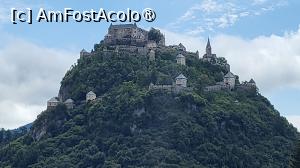 [P02] Cetatea impreuna cu portile sale, are forma de spirala, cu ziduri groase, inalte de 3-4 m si cu 5 poduri care se ridica. Castelul Hochosterwitz a trecut in  proprietatea familiei Khevenhüller in anul 1541, in semn de recunostinta pentru suportul acordat armatei regale, in fata invaziei turce, fiind administrat si in prezent, de aceeasi familie, de aproximativ 500 de ani. » foto by geani anto
 - 
<span class="allrVoted glyphicon glyphicon-heart hidden" id="av1414073"></span>
<a class="m-l-10 hidden" id="sv1414073" onclick="voting_Foto_DelVot(,1414073,27004)" role="button">șterge vot <span class="glyphicon glyphicon-remove"></span></a>
<a id="v91414073" class=" c-red"  onclick="voting_Foto_SetVot(1414073)" role="button"><span class="glyphicon glyphicon-heart-empty"></span> <b>LIKE</b> = Votează poza</a> <img class="hidden"  id="f1414073W9" src="/imagini/loader.gif" border="0" /><span class="AjErrMes hidden" id="e1414073ErM"></span>