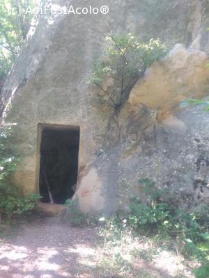 [P22] intrarea in chilia din stanga » foto by dawnsash
 - 
<span class="allrVoted glyphicon glyphicon-heart hidden" id="av707541"></span>
<a class="m-l-10 hidden" id="sv707541" onclick="voting_Foto_DelVot(,707541,27078)" role="button">șterge vot <span class="glyphicon glyphicon-remove"></span></a>
<a id="v9707541" class=" c-red"  onclick="voting_Foto_SetVot(707541)" role="button"><span class="glyphicon glyphicon-heart-empty"></span> <b>LIKE</b> = Votează poza</a> <img class="hidden"  id="f707541W9" src="/imagini/loader.gif" border="0" /><span class="AjErrMes hidden" id="e707541ErM"></span>