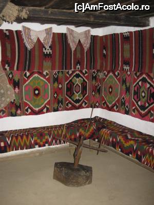 [P16] Vârtelniță și colorate scoarțe vrâncene - Muzeul Satului Vrâncean - Crângul Petrești.  » foto by tata123 🔱
 - 
<span class="allrVoted glyphicon glyphicon-heart hidden" id="av702580"></span>
<a class="m-l-10 hidden" id="sv702580" onclick="voting_Foto_DelVot(,702580,27334)" role="button">șterge vot <span class="glyphicon glyphicon-remove"></span></a>
<a id="v9702580" class=" c-red"  onclick="voting_Foto_SetVot(702580)" role="button"><span class="glyphicon glyphicon-heart-empty"></span> <b>LIKE</b> = Votează poza</a> <img class="hidden"  id="f702580W9" src="/imagini/loader.gif" border="0" /><span class="AjErrMes hidden" id="e702580ErM"></span>