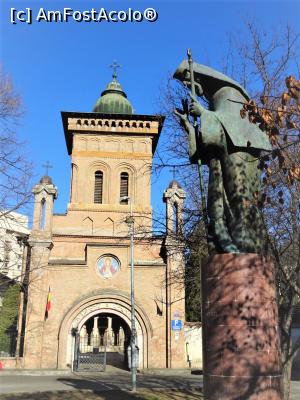 [P01] În piațeta din fața mănăstirii: statuia Sf. Antim Ivireanul (sculptor Mihai Istudor) și clopotnița. » foto by tata123 🔱
 - 
<span class="allrVoted glyphicon glyphicon-heart hidden" id="av1281443"></span>
<a class="m-l-10 hidden" id="sv1281443" onclick="voting_Foto_DelVot(,1281443,27353)" role="button">șterge vot <span class="glyphicon glyphicon-remove"></span></a>
<a id="v91281443" class=" c-red"  onclick="voting_Foto_SetVot(1281443)" role="button"><span class="glyphicon glyphicon-heart-empty"></span> <b>LIKE</b> = Votează poza</a> <img class="hidden"  id="f1281443W9" src="/imagini/loader.gif" border="0" /><span class="AjErrMes hidden" id="e1281443ErM"></span>