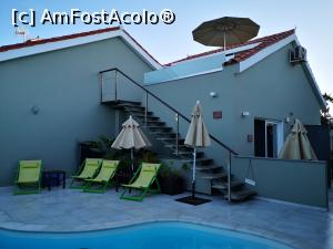 [P26] O parte din piscină și treptele ce urcă la unul din apartamente » foto by crismis
 - 
<span class="allrVoted glyphicon glyphicon-heart hidden" id="av1287004"></span>
<a class="m-l-10 hidden" id="sv1287004" onclick="voting_Foto_DelVot(,1287004,27393)" role="button">șterge vot <span class="glyphicon glyphicon-remove"></span></a>
<a id="v91287004" class=" c-red"  onclick="voting_Foto_SetVot(1287004)" role="button"><span class="glyphicon glyphicon-heart-empty"></span> <b>LIKE</b> = Votează poza</a> <img class="hidden"  id="f1287004W9" src="/imagini/loader.gif" border="0" /><span class="AjErrMes hidden" id="e1287004ErM"></span>