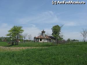 [P11] O biserică abandonată într-un sat din apropierea Negrași-ului (nu îmi mai aduc aminte cum se numea localitatea). În apropiere se afla altă biserică în bună stare.  » foto by tata123 🔱
 - 
<span class="allrVoted glyphicon glyphicon-heart hidden" id="av620950"></span>
<a class="m-l-10 hidden" id="sv620950" onclick="voting_Foto_DelVot(,620950,27450)" role="button">șterge vot <span class="glyphicon glyphicon-remove"></span></a>
<a id="v9620950" class=" c-red"  onclick="voting_Foto_SetVot(620950)" role="button"><span class="glyphicon glyphicon-heart-empty"></span> <b>LIKE</b> = Votează poza</a> <img class="hidden"  id="f620950W9" src="/imagini/loader.gif" border="0" /><span class="AjErrMes hidden" id="e620950ErM"></span>