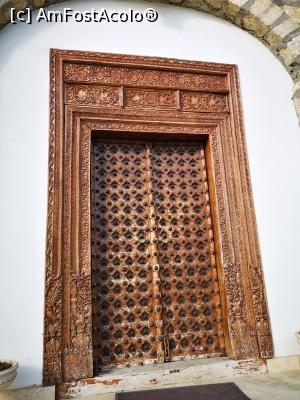 [P31] Ușa de la intrarea în Conacul Mare » foto by crismis
 - 
<span class="allrVoted glyphicon glyphicon-heart hidden" id="av1297648"></span>
<a class="m-l-10 hidden" id="sv1297648" onclick="voting_Foto_DelVot(,1297648,27472)" role="button">șterge vot <span class="glyphicon glyphicon-remove"></span></a>
<a id="v91297648" class=" c-red"  onclick="voting_Foto_SetVot(1297648)" role="button"><span class="glyphicon glyphicon-heart-empty"></span> <b>LIKE</b> = Votează poza</a> <img class="hidden"  id="f1297648W9" src="/imagini/loader.gif" border="0" /><span class="AjErrMes hidden" id="e1297648ErM"></span>
