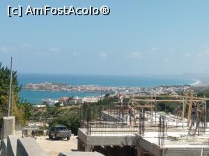 [P15] Vedere spre mare din Violi Charaki, coborând de la Hotel Pantheon. Se vede orașul Rethymno cu fortăreața, iar în plan îndepărtat lunga plajă din Rethymno. » foto by calator2000
 - 
<span class="allrVoted glyphicon glyphicon-heart hidden" id="av1327793"></span>
<a class="m-l-10 hidden" id="sv1327793" onclick="voting_Foto_DelVot(,1327793,27727)" role="button">șterge vot <span class="glyphicon glyphicon-remove"></span></a>
<a id="v91327793" class=" c-red"  onclick="voting_Foto_SetVot(1327793)" role="button"><span class="glyphicon glyphicon-heart-empty"></span> <b>LIKE</b> = Votează poza</a> <img class="hidden"  id="f1327793W9" src="/imagini/loader.gif" border="0" /><span class="AjErrMes hidden" id="e1327793ErM"></span>