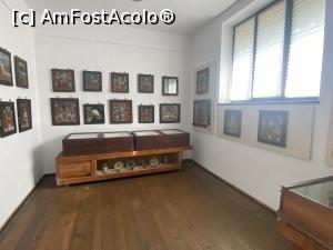 [P63] Muzeul icoanelor pe sticla - si alte exponate, nu numai icoane pe sticla » foto by mishu
 - 
<span class="allrVoted glyphicon glyphicon-heart hidden" id="av1339227"></span>
<a class="m-l-10 hidden" id="sv1339227" onclick="voting_Foto_DelVot(,1339227,27800)" role="button">șterge vot <span class="glyphicon glyphicon-remove"></span></a>
<a id="v91339227" class=" c-red"  onclick="voting_Foto_SetVot(1339227)" role="button"><span class="glyphicon glyphicon-heart-empty"></span> <b>LIKE</b> = Votează poza</a> <img class="hidden"  id="f1339227W9" src="/imagini/loader.gif" border="0" /><span class="AjErrMes hidden" id="e1339227ErM"></span>