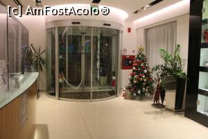 [P04] Rimini, Card International Hotel, Ușa de la intrare văzută din holul hotelului » foto by mprofeanu
 - 
<span class="allrVoted glyphicon glyphicon-heart hidden" id="av1341870"></span>
<a class="m-l-10 hidden" id="sv1341870" onclick="voting_Foto_DelVot(,1341870,27822)" role="button">șterge vot <span class="glyphicon glyphicon-remove"></span></a>
<a id="v91341870" class=" c-red"  onclick="voting_Foto_SetVot(1341870)" role="button"><span class="glyphicon glyphicon-heart-empty"></span> <b>LIKE</b> = Votează poza</a> <img class="hidden"  id="f1341870W9" src="/imagini/loader.gif" border="0" /><span class="AjErrMes hidden" id="e1341870ErM"></span>