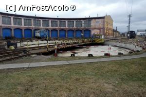 [P27] Placa turnantă – în spatele ei, în dreapta se poate observa locomotiva 388.002 » foto by Claudiu U.
 - 
<span class="allrVoted glyphicon glyphicon-heart hidden" id="av1549936"></span>
<a class="m-l-10 hidden" id="sv1549936" onclick="voting_Foto_DelVot(,1549936,27984)" role="button">șterge vot <span class="glyphicon glyphicon-remove"></span></a>
<a id="v91549936" class=" c-red"  onclick="voting_Foto_SetVot(1549936)" role="button"><span class="glyphicon glyphicon-heart-empty"></span> <b>LIKE</b> = Votează poza</a> <img class="hidden"  id="f1549936W9" src="/imagini/loader.gif" border="0" /><span class="AjErrMes hidden" id="e1549936ErM"></span>