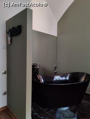 [P17] Haller Boutique; suită cu balcon (obsedant, nu?! ce caută cada aia &icirc;n dormitor?!) » foto by crismis
 - 
<span class="allrVoted glyphicon glyphicon-heart hidden" id="av1386788"></span>
<a class="m-l-10 hidden" id="sv1386788" onclick="voting_Foto_DelVot(,1386788,28226)" role="button">șterge vot <span class="glyphicon glyphicon-remove"></span></a>
<a id="v91386788" class=" c-red"  onclick="voting_Foto_SetVot(1386788)" role="button"><span class="glyphicon glyphicon-heart-empty"></span> <b>LIKE</b> = Votează poza</a> <img class="hidden"  id="f1386788W9" src="/imagini/loader.gif" border="0" /><span class="AjErrMes hidden" id="e1386788ErM"></span>