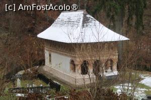 [P50] Mănăstirea Jgheaburi, Bisericuța „Nașterea Maicii Domnului” văzută de sus » foto by mprofeanu
 - 
<span class="allrVoted glyphicon glyphicon-heart hidden" id="av1404072"></span>
<a class="m-l-10 hidden" id="sv1404072" onclick="voting_Foto_DelVot(,1404072,28367)" role="button">șterge vot <span class="glyphicon glyphicon-remove"></span></a>
<a id="v91404072" class=" c-red"  onclick="voting_Foto_SetVot(1404072)" role="button"><span class="glyphicon glyphicon-heart-empty"></span> <b>LIKE</b> = Votează poza</a> <img class="hidden"  id="f1404072W9" src="/imagini/loader.gif" border="0" /><span class="AjErrMes hidden" id="e1404072ErM"></span>