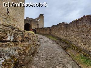 [P10] Pe alee, spre a treia poartă; pe dreapta, zidurile de apărare » foto by crismis
 - 
<span class="allrVoted glyphicon glyphicon-heart hidden" id="av1409134"></span>
<a class="m-l-10 hidden" id="sv1409134" onclick="voting_Foto_DelVot(,1409134,28400)" role="button">șterge vot <span class="glyphicon glyphicon-remove"></span></a>
<a id="v91409134" class=" c-red"  onclick="voting_Foto_SetVot(1409134)" role="button"><span class="glyphicon glyphicon-heart-empty"></span> <b>LIKE</b> = Votează poza</a> <img class="hidden"  id="f1409134W9" src="/imagini/loader.gif" border="0" /><span class="AjErrMes hidden" id="e1409134ErM"></span>