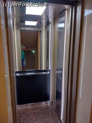 [P19] Interiorul unui lift de la hotel. » foto by ovidiuyepi
 - 
<span class="allrVoted glyphicon glyphicon-heart hidden" id="av1430878"></span>
<a class="m-l-10 hidden" id="sv1430878" onclick="voting_Foto_DelVot(,1430878,28575)" role="button">șterge vot <span class="glyphicon glyphicon-remove"></span></a>
<a id="v91430878" class=" c-red"  onclick="voting_Foto_SetVot(1430878)" role="button"><span class="glyphicon glyphicon-heart-empty"></span> <b>LIKE</b> = Votează poza</a> <img class="hidden"  id="f1430878W9" src="/imagini/loader.gif" border="0" /><span class="AjErrMes hidden" id="e1430878ErM"></span>