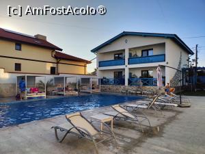 [P10] Pensiunea Briza Mării; vedere spre piscină și spre cealaltă clădire » foto by crismis
 - 
<span class="allrVoted glyphicon glyphicon-heart hidden" id="av1500825"></span>
<a class="m-l-10 hidden" id="sv1500825" onclick="voting_Foto_DelVot(,1500825,28602)" role="button">șterge vot <span class="glyphicon glyphicon-remove"></span></a>
<a id="v91500825" class=" c-red"  onclick="voting_Foto_SetVot(1500825)" role="button"><span class="glyphicon glyphicon-heart-empty"></span> <b>LIKE</b> = Votează poza</a> <img class="hidden"  id="f1500825W9" src="/imagini/loader.gif" border="0" /><span class="AjErrMes hidden" id="e1500825ErM"></span>