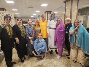 [P17] Nu e poză făcută de mine, dar n-am rezistat tentației și am ”furat-o”. Prea sunt toți simpatici în costume orientale... » foto by Carmen Ion <span class="label label-default labelC_thin small">NEVOTABILĂ</span>