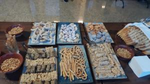 [P21] Bunătățuri aduse de acasă de cei mai gospodari dintre noi pentru pre-cina de vineri seara. Yummy! » foto by Carmen Ion <span class="label label-default labelC_thin small">NEVOTABILĂ</span>