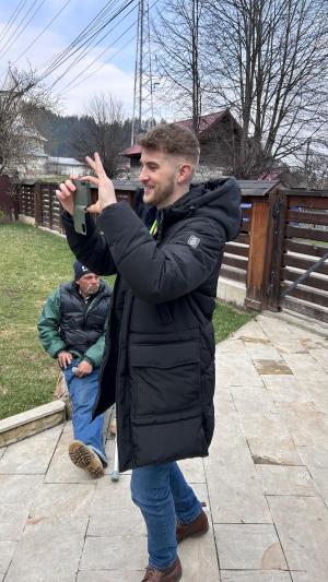 [P27] Muzeul oului din satul Vama. El e Alex, tânărul nostru ghid » foto by Carmen Ion <span class="label label-default labelC_thin small">NEVOTABILĂ</span>