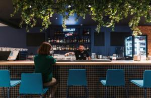 [P11] bar lobby » foto by Chloe <span class="label label-default labelC_thin small">NEVOTABILĂ</span>