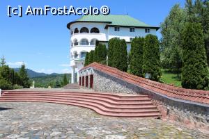 [P03] Corbeni, Mănăstirea Antonești, Corpul de Chilii domină împrejurimile (și vara)  » foto by mprofeanu
 - 
<span class="allrVoted glyphicon glyphicon-heart hidden" id="av1127452"></span>
<a class="m-l-10 hidden" id="sv1127452" onclick="voting_Foto_DelVot(,1127452,29123)" role="button">șterge vot <span class="glyphicon glyphicon-remove"></span></a>
<a id="v91127452" class=" c-red"  onclick="voting_Foto_SetVot(1127452)" role="button"><span class="glyphicon glyphicon-heart-empty"></span> <b>LIKE</b> = Votează poza</a> <img class="hidden"  id="f1127452W9" src="/imagini/loader.gif" border="0" /><span class="AjErrMes hidden" id="e1127452ErM"></span>