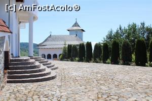 [P06] Corbeni, Mănăstirea Antonești, Biserica Nașterea Sfântului Ioan Botezătorul văzută de lângă Corpul de Chilii » foto by mprofeanu
 - 
<span class="allrVoted glyphicon glyphicon-heart hidden" id="av1127455"></span>
<a class="m-l-10 hidden" id="sv1127455" onclick="voting_Foto_DelVot(,1127455,29123)" role="button">șterge vot <span class="glyphicon glyphicon-remove"></span></a>
<a id="v91127455" class=" c-red"  onclick="voting_Foto_SetVot(1127455)" role="button"><span class="glyphicon glyphicon-heart-empty"></span> <b>LIKE</b> = Votează poza</a> <img class="hidden"  id="f1127455W9" src="/imagini/loader.gif" border="0" /><span class="AjErrMes hidden" id="e1127455ErM"></span>