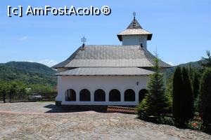 [P08] Corbeni, Mănăstirea Antonești, Biserica Nașterea Sfântului Ioan Botezătorul, Se vede pridvorul de pe latura nordică (vara)  » foto by mprofeanu
 - 
<span class="allrVoted glyphicon glyphicon-heart hidden" id="av1127457"></span>
<a class="m-l-10 hidden" id="sv1127457" onclick="voting_Foto_DelVot(,1127457,29123)" role="button">șterge vot <span class="glyphicon glyphicon-remove"></span></a>
<a id="v91127457" class=" c-red"  onclick="voting_Foto_SetVot(1127457)" role="button"><span class="glyphicon glyphicon-heart-empty"></span> <b>LIKE</b> = Votează poza</a> <img class="hidden"  id="f1127457W9" src="/imagini/loader.gif" border="0" /><span class="AjErrMes hidden" id="e1127457ErM"></span>