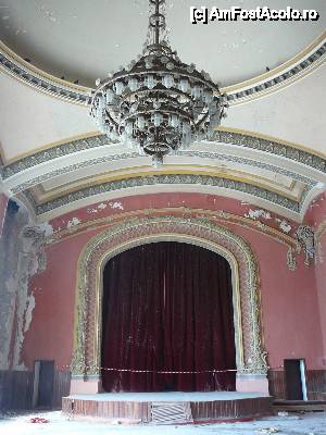 [P10] Sala de spectacole (ce a mai rămas din ea)  » foto by Claudiu U.
 - 
<span class="allrVoted glyphicon glyphicon-heart hidden" id="av399190"></span>
<a class="m-l-10 hidden" id="sv399190" onclick="voting_Foto_DelVot(,399190,29149)" role="button">șterge vot <span class="glyphicon glyphicon-remove"></span></a>
<a id="v9399190" class=" c-red"  onclick="voting_Foto_SetVot(399190)" role="button"><span class="glyphicon glyphicon-heart-empty"></span> <b>LIKE</b> = Votează poza</a> <img class="hidden"  id="f399190W9" src="/imagini/loader.gif" border="0" /><span class="AjErrMes hidden" id="e399190ErM"></span>