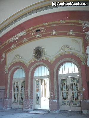 [P13] Tot uşile (cu vitralii) sălii de spectacol, dar văzute din interiorul sălii » foto by Claudiu U.
 - 
<span class="allrVoted glyphicon glyphicon-heart hidden" id="av399193"></span>
<a class="m-l-10 hidden" id="sv399193" onclick="voting_Foto_DelVot(,399193,29149)" role="button">șterge vot <span class="glyphicon glyphicon-remove"></span></a>
<a id="v9399193" class=" c-red"  onclick="voting_Foto_SetVot(399193)" role="button"><span class="glyphicon glyphicon-heart-empty"></span> <b>LIKE</b> = Votează poza</a> <img class="hidden"  id="f399193W9" src="/imagini/loader.gif" border="0" /><span class="AjErrMes hidden" id="e399193ErM"></span>